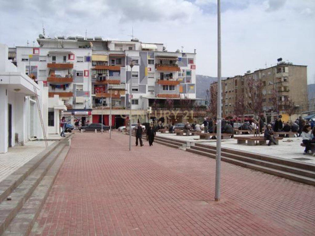 SHITET BIZNES BAR-KAFE NË XHAMLLIK | MUNDËSI INVESTIMI – Tiranë