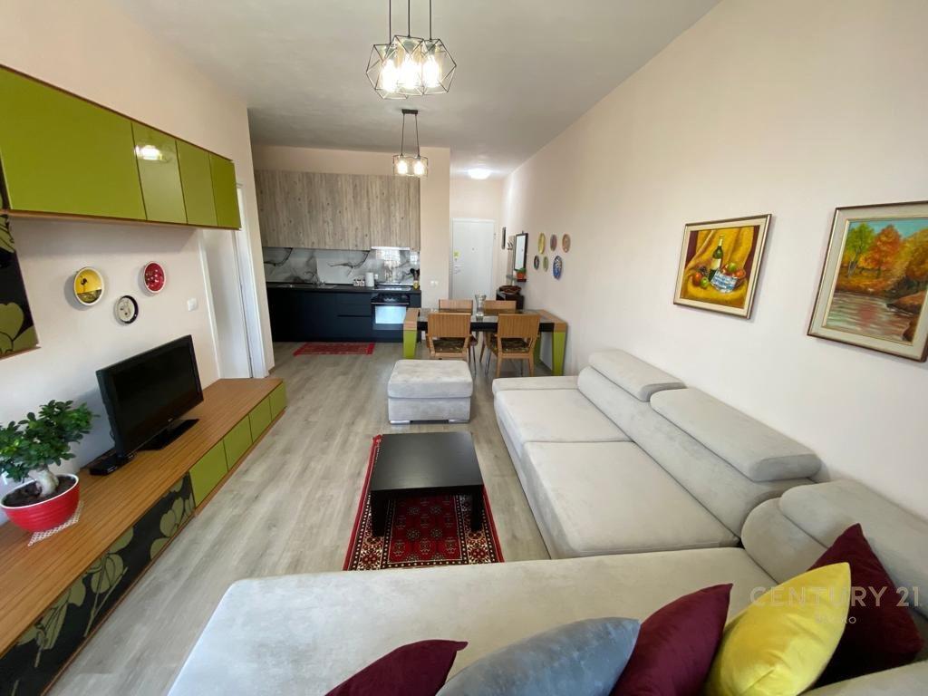 ME QIRA APARTAMENT 1+1 TEK RRUGA 5 MAJI – Tiranë