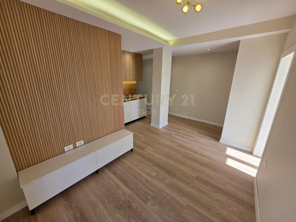 Komuna e Parisit - Shitet Apartament 1+1 – Tiranë