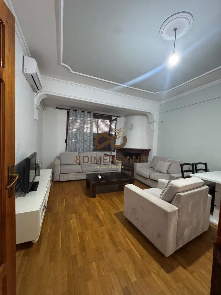 Jepet me qera apartament 2+1 perballe Amerikan 3 – Tiranë - 1