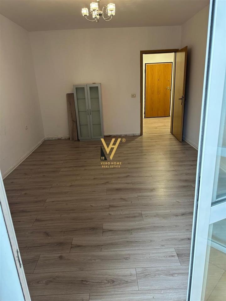 JEPET AMBIENT 130 M2 ME QERA TE ISH EKSPOZITA 600 EURO – Tiranë