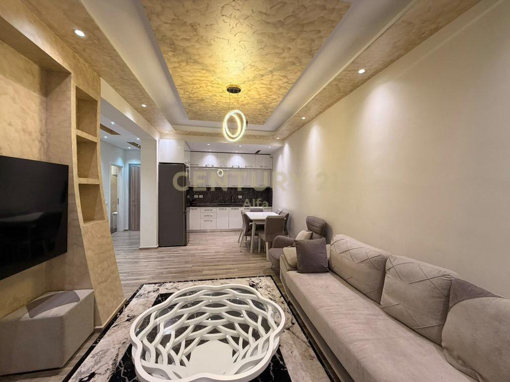 Shitet apartament 2+1 te Golden Park , përballë Spitalit – Tiranë