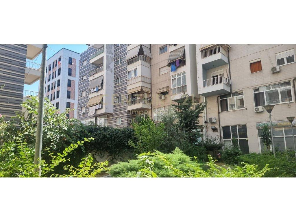 SHITET APARTAMENT 2+1+2 ME BALLKON – ZONA E OXHAKUT, PRANË B – Tiranë