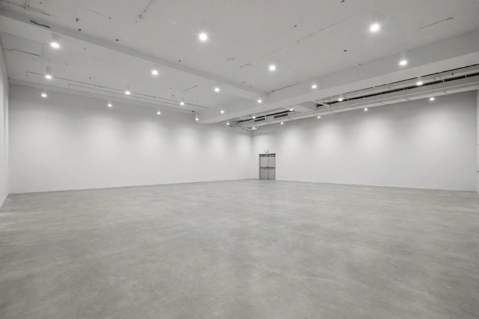 Ambient biznesi me qira te Square 21 – Tiranë - 1