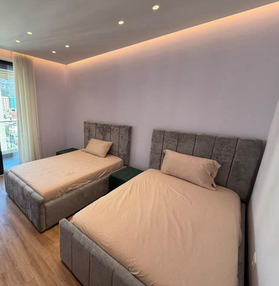 APARTAMENT ME QERA 3+1 PORCELAN 1.000 EURO – Tiranë