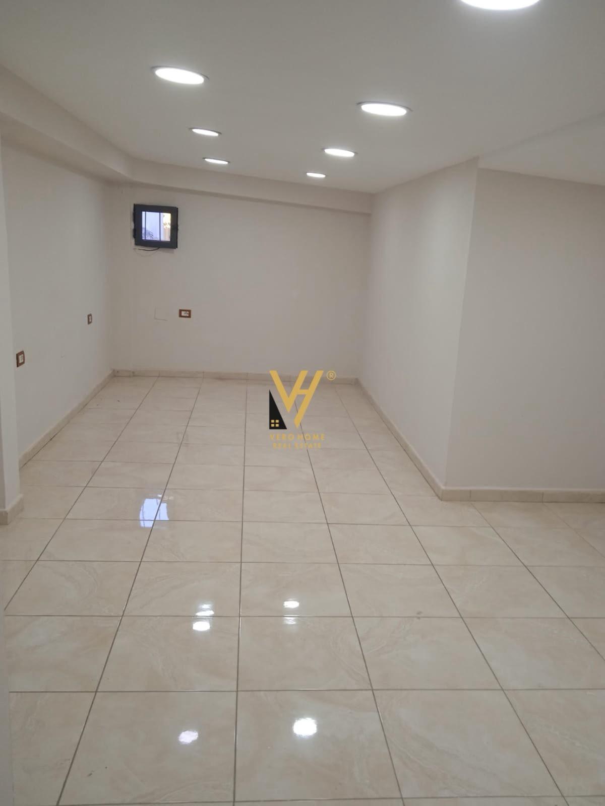 JEPET AMBIENT BIZNESI 30 M2 ME QIRA TE RR.DURRESIT 50.000 LE – Tiranë