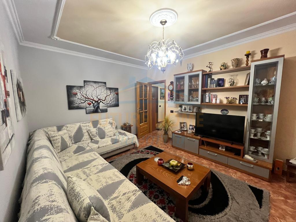 0696033060 Shitet, Apartament 2+1+2, Ish Parku i Autobusëve, – Tiranë