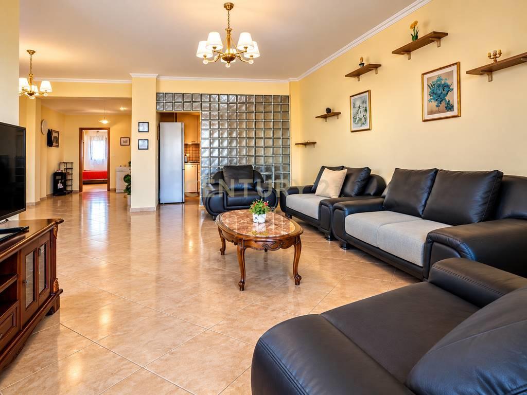 APARTAMENT 3+1 ME QIRA NE QENDER TE DURRESIT ME PAMJE PANORA – Durrës