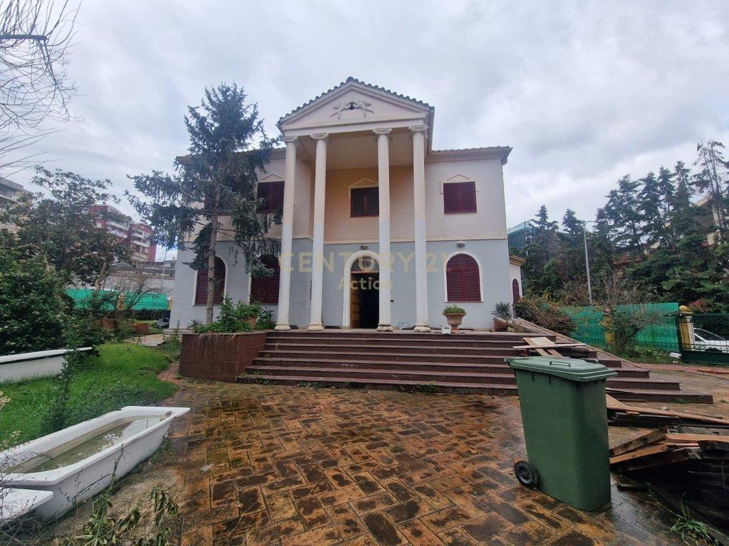Vilë 2 kate + Papafingo dhe oborr ne Selite - 5750€ | 1005 m – Tiranë - 1