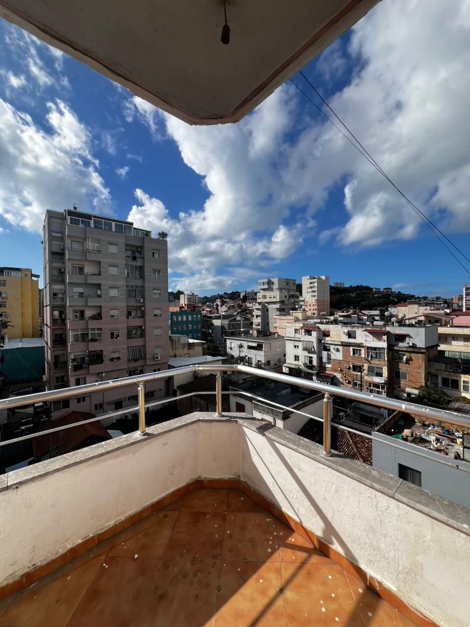 JEPET ME QERA APARTAMENT 2+1 PRANE POLICISE, DURRES – Durrës