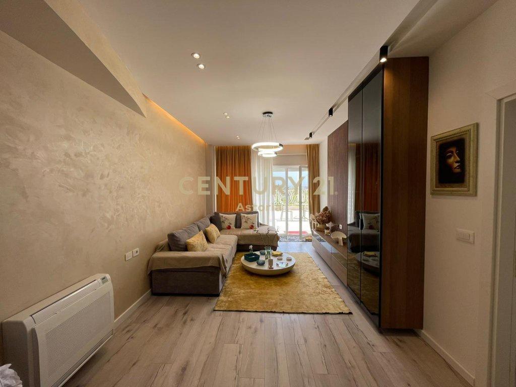 QIRA,TRIPLEX LUKSOZ 3+1+3 ME VERANDE,ME POST – Tiranë