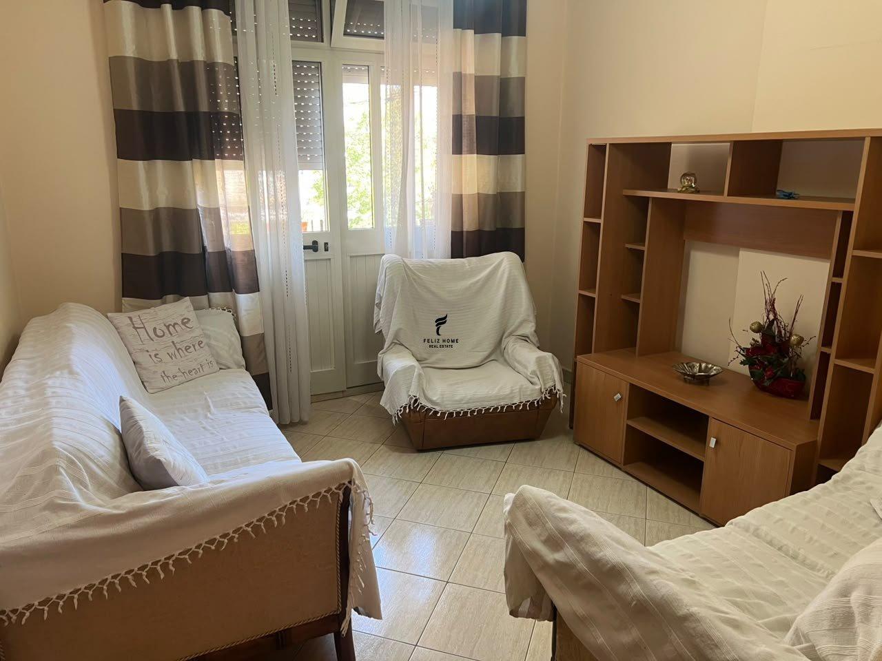 APARTAMENT ME QERA 2+1 21 DHJETORI 650 EURO FH-98862 – Tiranë