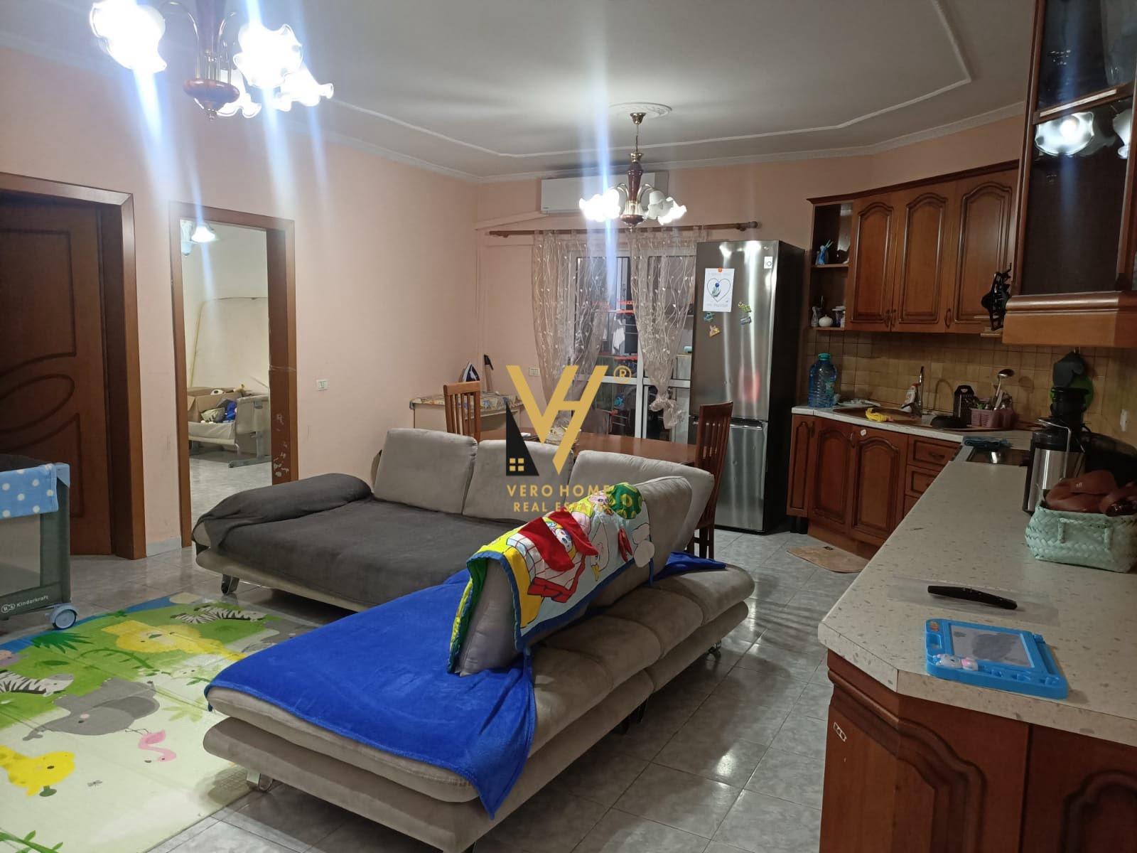 JEPET APARTAMENT 2+1 ME QIRA TE KOMUNA E PARISIT 650 EURO – Tiranë