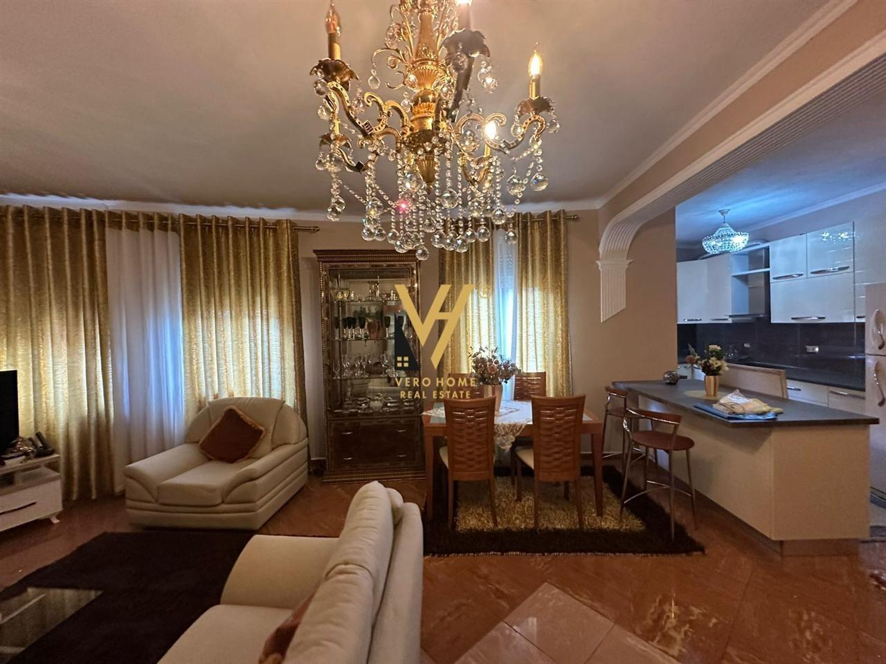 JEPET APARTAMENT 2+1 ME QERA NE QENDER 80.000 LEKE – Tiranë
