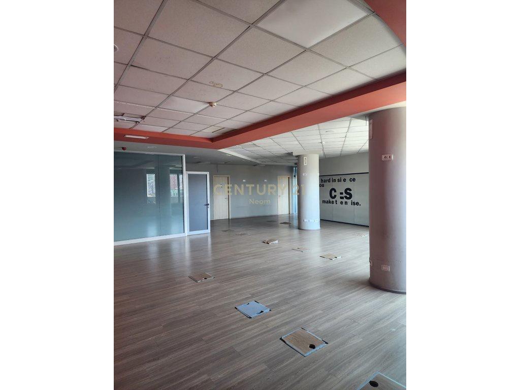 Ambient Komercial me Qira 230m2, Rruga e Kavajes – Tiranë - 1