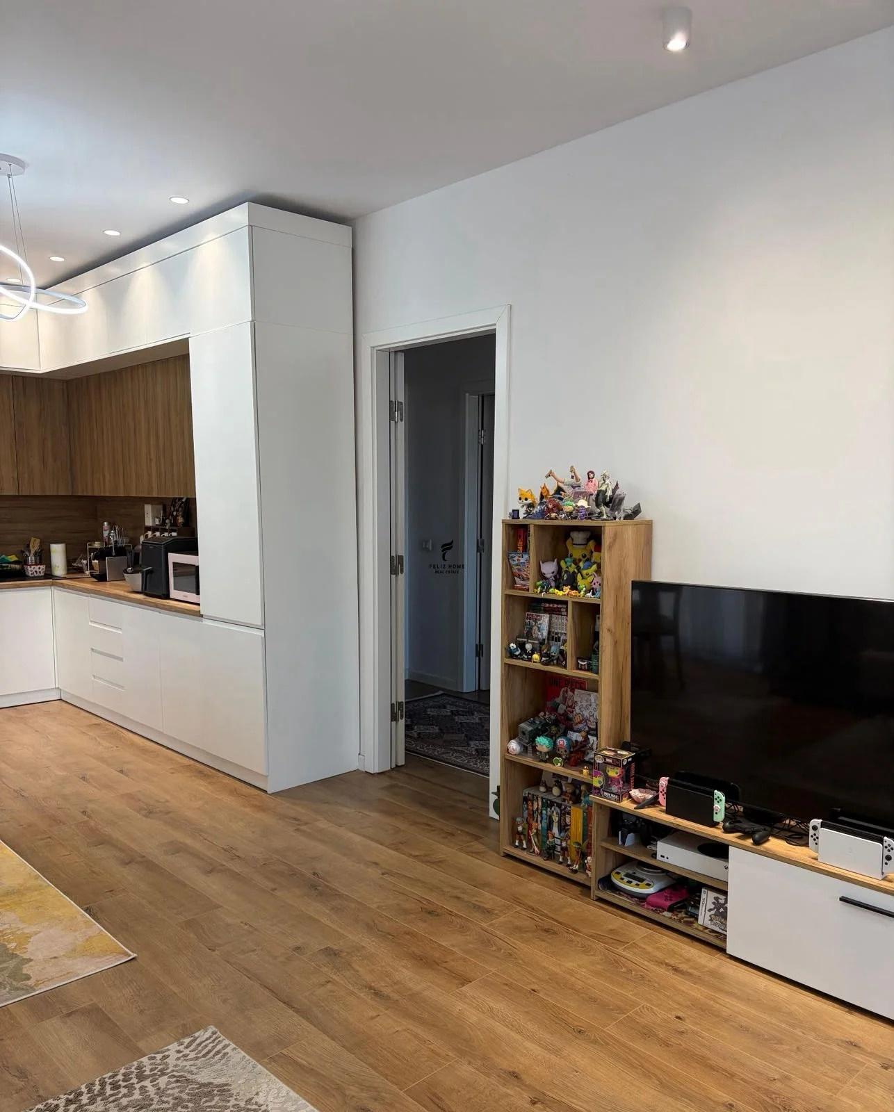 APARTAMENT ME QERA 2+1+2 5 MAJ 100.000 LEKE FH-94725 – Tiranë - 1