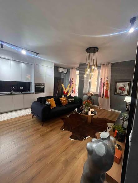 JEPET APARTAMENT 1+1+2BLK ME QERA TE MOZAIKU 85.000 LEKE – Tiranë