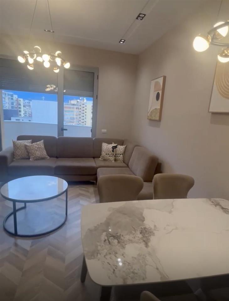 APARTAMENT ME QERA 2+1 QENDER 1.300 EURO – Tiranë