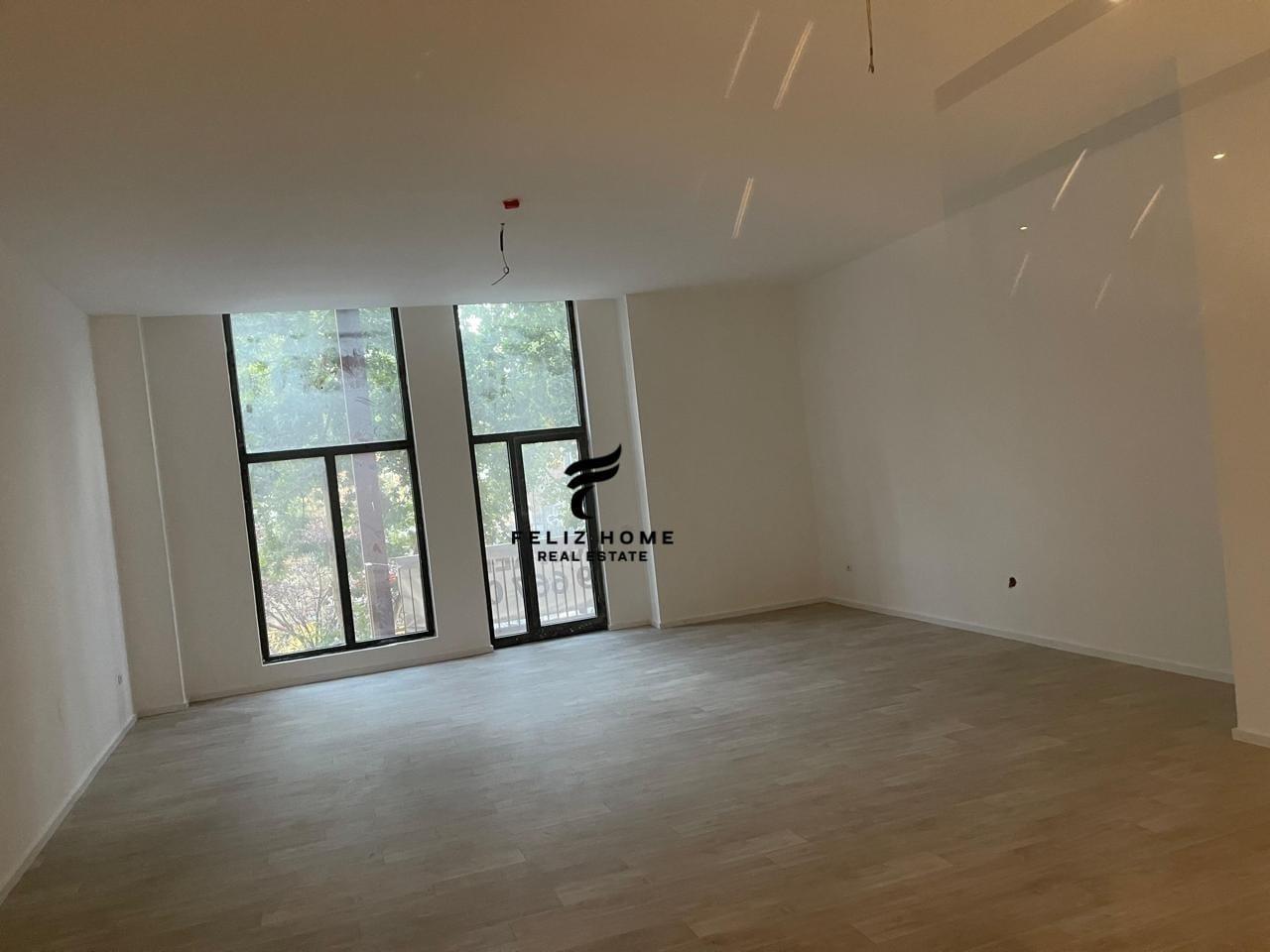 ZYRE ME QERA 124 M2 21 DHJETORI 2500 EURO – Tiranë