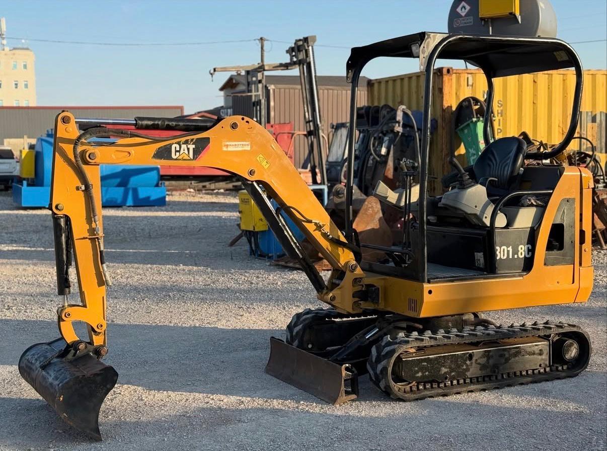 Miniskavator CAT 301.8C - 2 ton shitet – Tiranë - 1