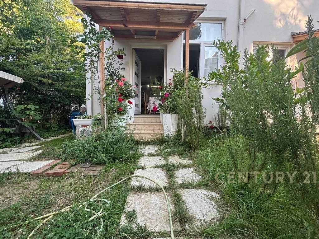 JEPET ME QIRA VILË 3-KATËSHE – 150M NGA DETI – Tiranë - 1