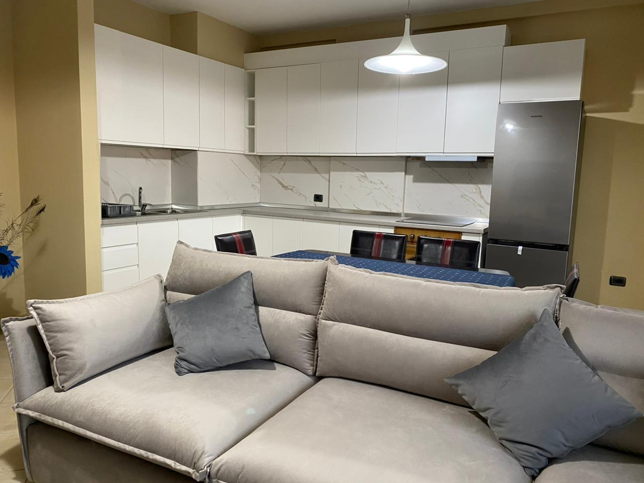 APARTAMENT ME QERA 2+1+POST PARKIMI QENDER 900 EURO – Tiranë