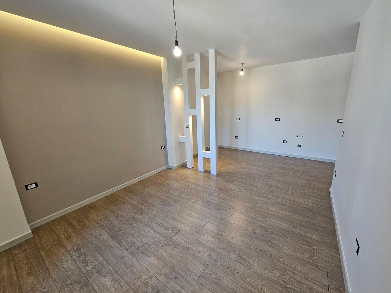 ZYRE ME QERA 88 M2 ZOGU I ZI 77.000 LEKE – Tiranë