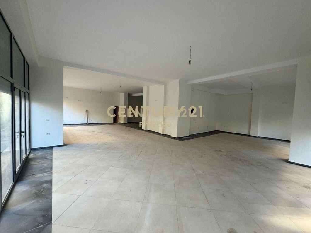 Jepet me qira ambient komercial 220 m² në Lungomare – Vlorë