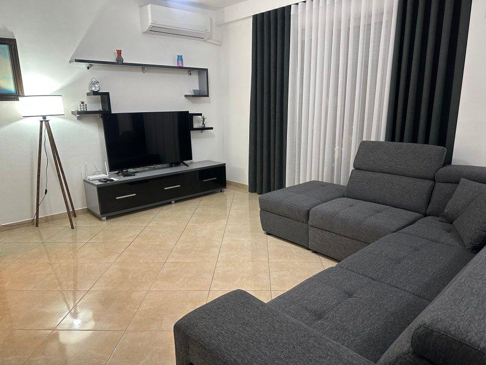 APARTAMENT ME QERA 2+1 STACIONI TRENIT 800 EURO – Tiranë