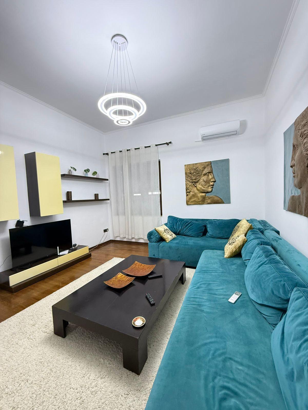 APARTAMENT ME QERA 2+1 QENDER 1200 EURO – Tiranë