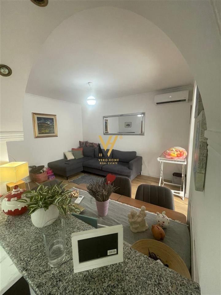 JEPET APARTAMENT 1+1 ME QIRA TE FERIT XHAJKO 500 EURO – Tiranë
