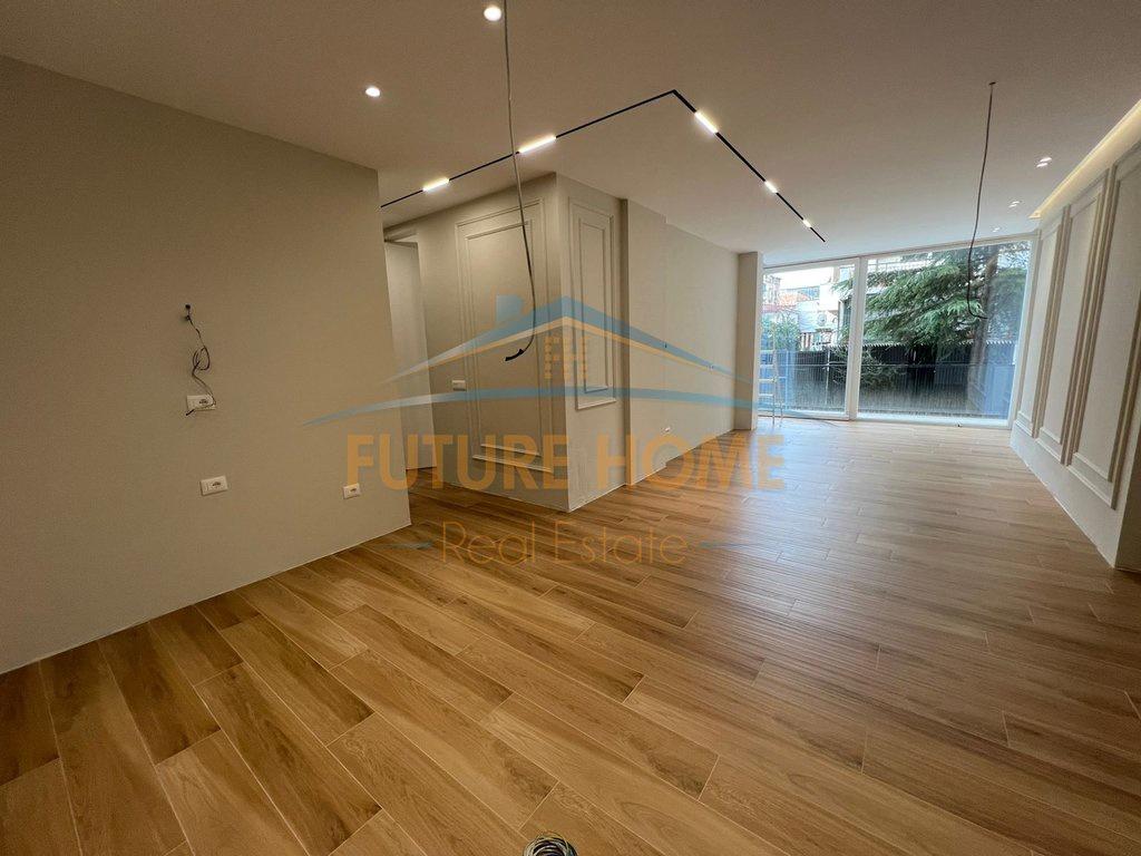 0692268458 Shitet, Apartament 2+1+2+Garderobe, Komuna e Pari – Tiranë