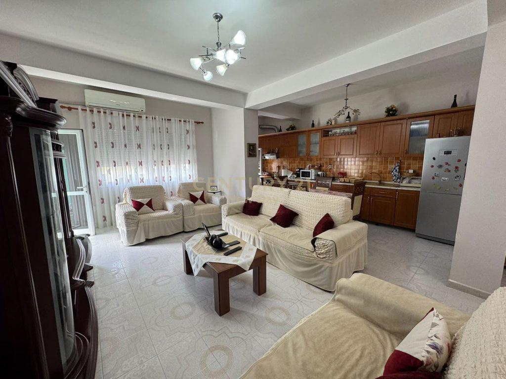 06824293333+1+2 ME POST PARKIMI – PRANË TREGUT FSHATAR, DURR – Durrës