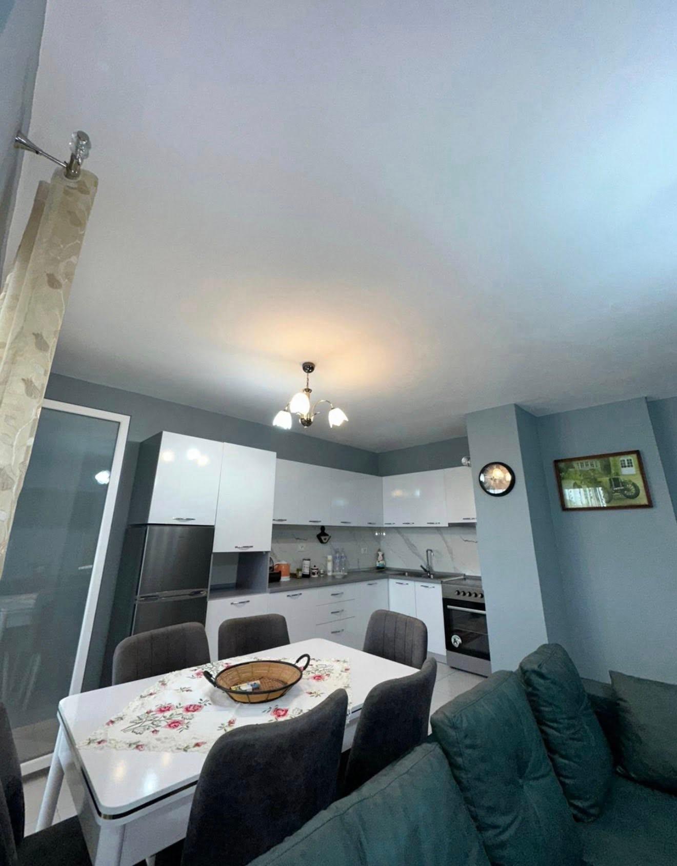 Qera 3+1+2 me ballkon 📍Spitali • 500€ neto✅ 📲+355 069 20 – Durrës