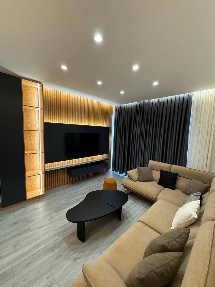 APARTAMENT ME QERA 1+1+POST PARKIM 900 EURO – Tiranë