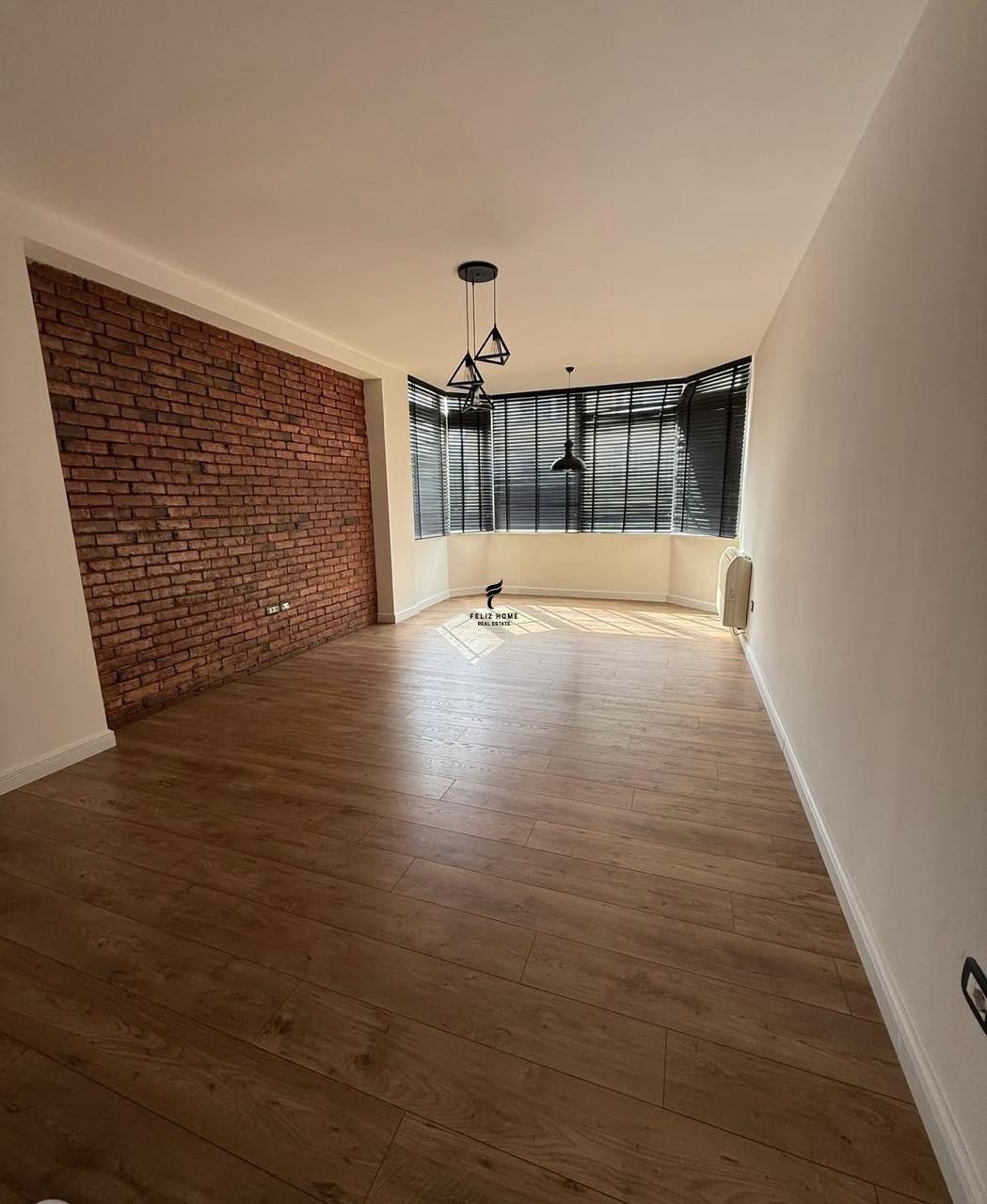 APARTAMENT ME QERA 2+1+2 KOMUNA E PARISIT 1000 EURO FH-97675 – Tiranë