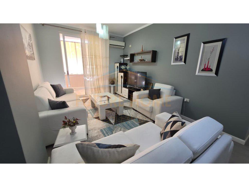 0695135860 Shitet, Apartament 1+1, Pallatet Cabej – Tiranë