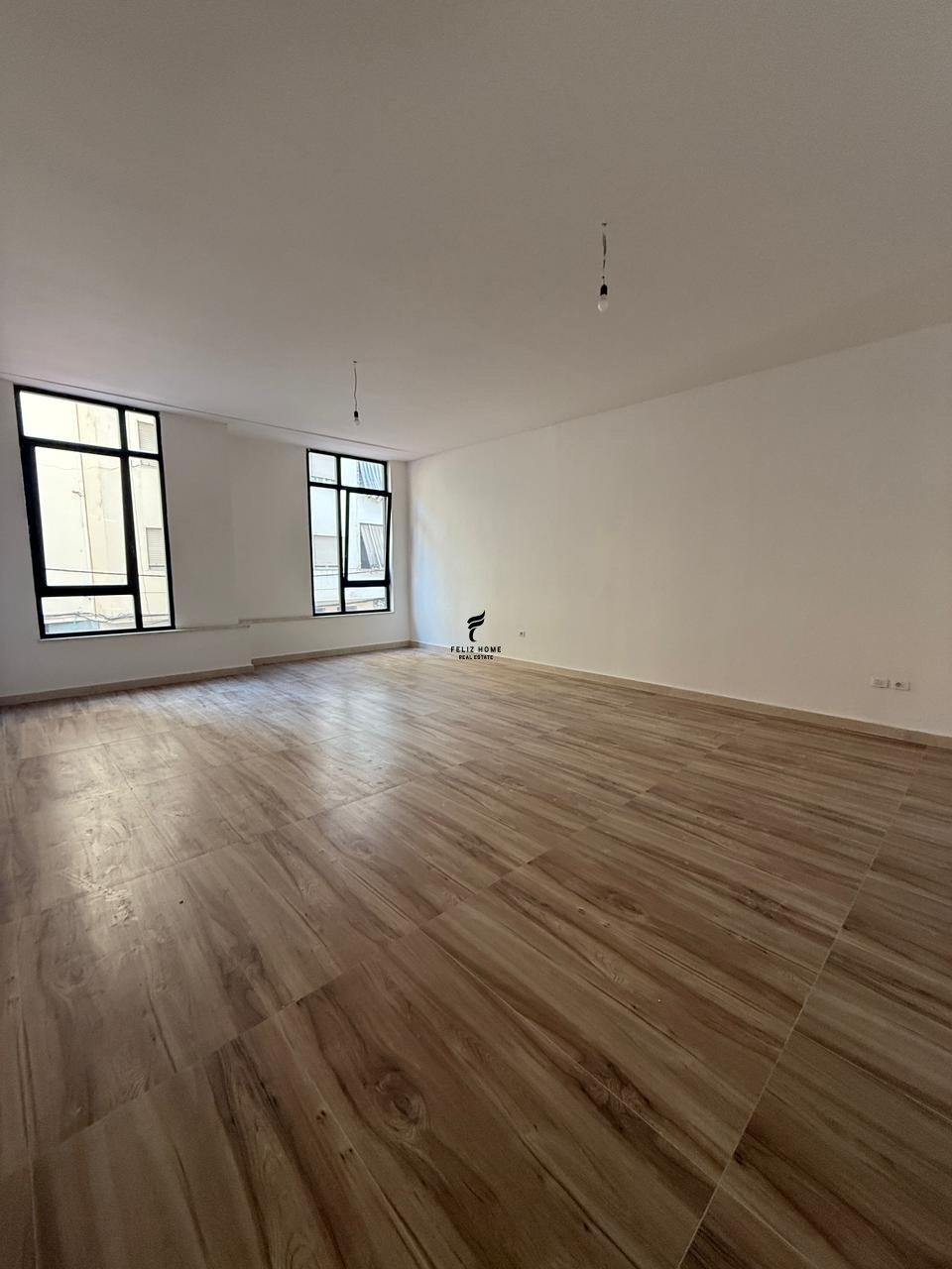 ZYRE ME QERA 154 M2 RRUGA E DURRESIT 2.600 EURO FH-93989 – Tiranë