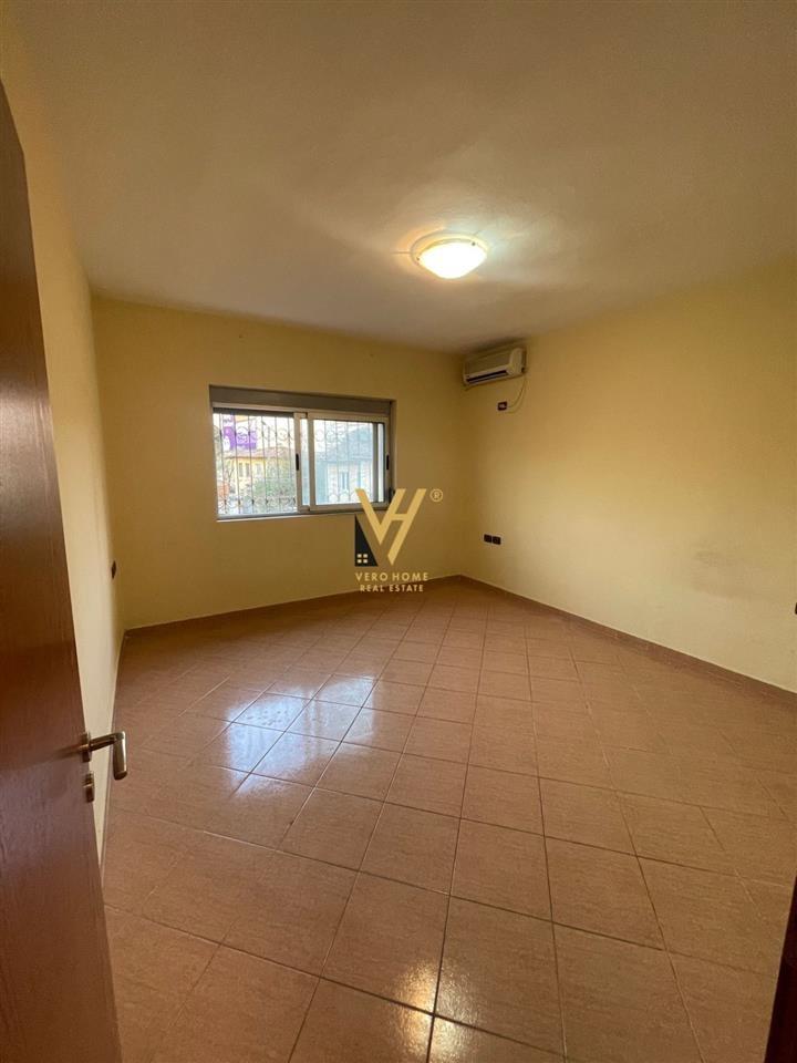 JEPET ZYRE 62 M2 ME QERA TE PAZARI I RI 700 EURO – Tiranë