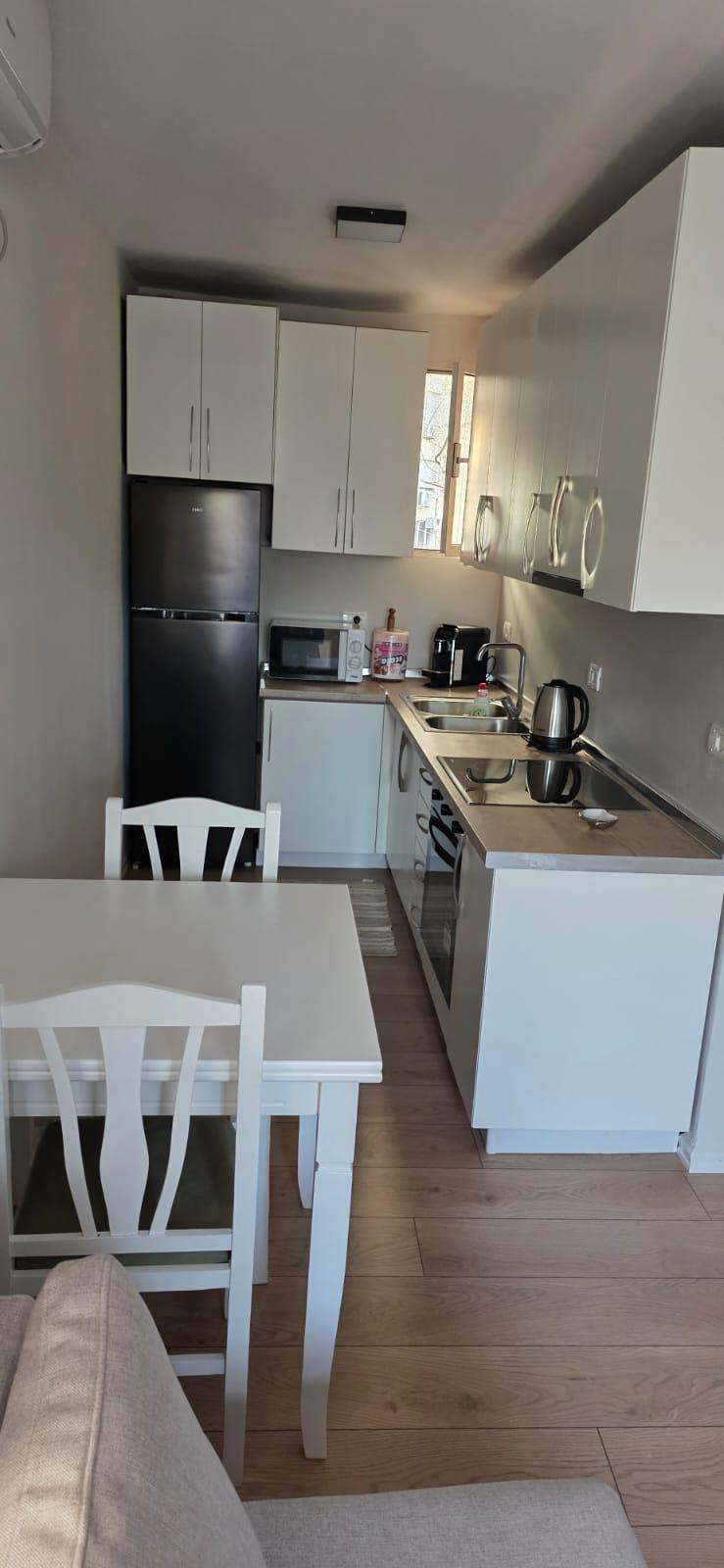 JEPET ME QERA APARTAMENT 1+1 PRANE STACIONIT TRENIT , DURRE – Durrës
