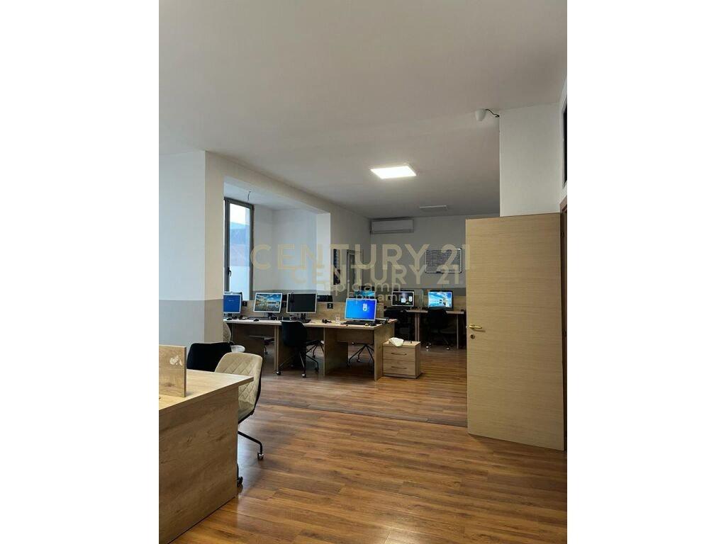 mbient Komercial për Qira tek Kazazi, Durrës - 800€ | 160 m² – Durrës