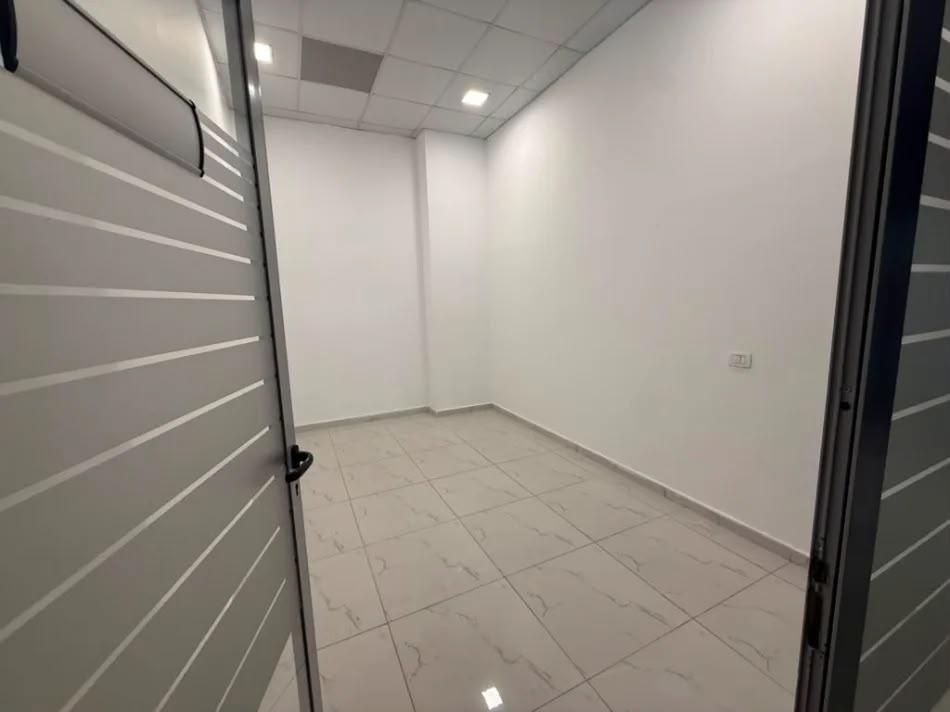 ZYRE ME QERA 415 M2 STACIONI TRENIT 700.000 LEKE – Tiranë