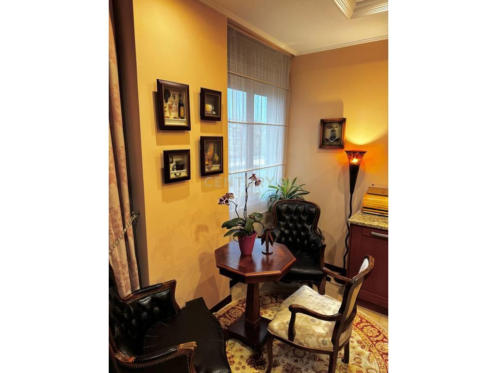 Elegancë Klasike & Hapësira të Bollshme | Shitet Apartament – Tiranë - 1