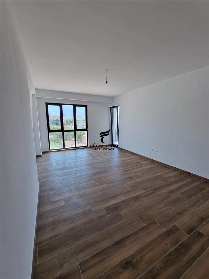 AMBIENT BINZNESI ME QERA 230 M2 FARMACIA 10 1500 EURO – Tiranë