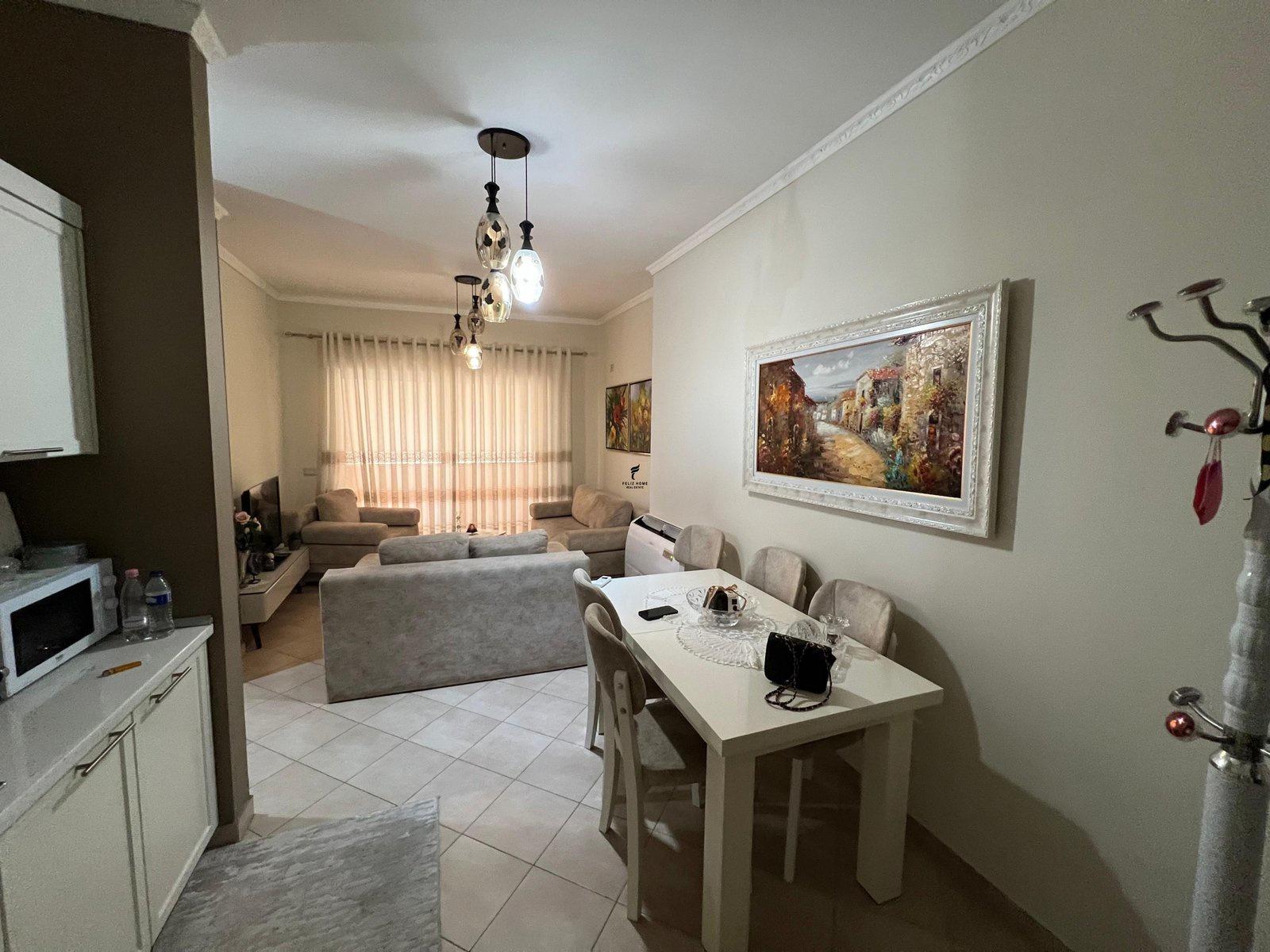 APARTAMENT ME QERA 2+1 KOMUNA E PARISIT 800 EURO FH-91914 – Tiranë