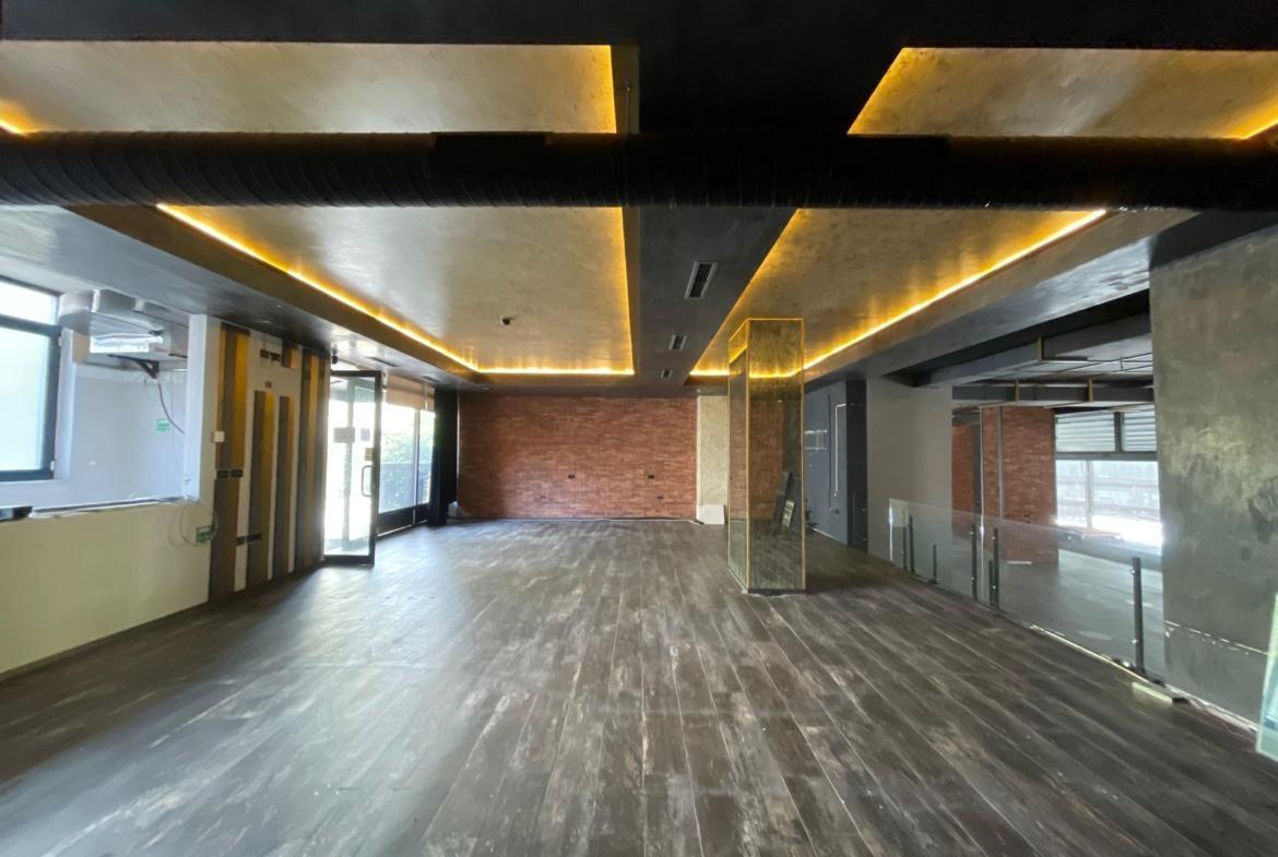 AMBIENT BIZNESI ME QERA 440 M2 21 DHJETORI 4.000 EURO – Tiranë