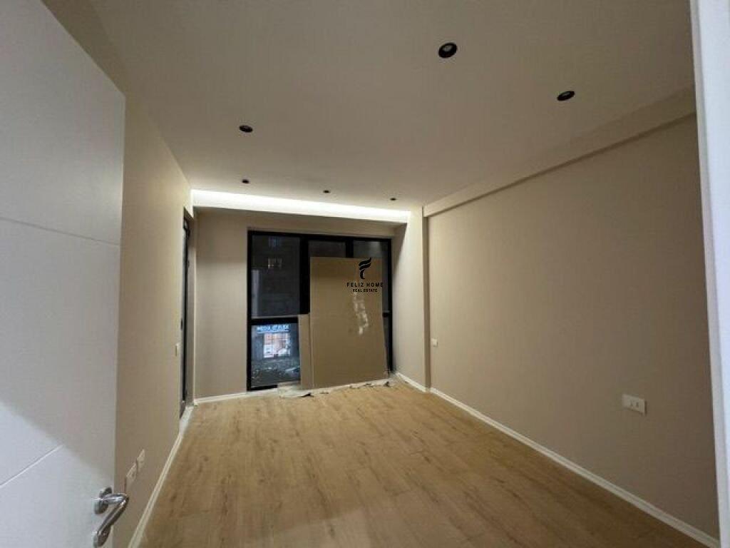 ZYRE ME QERA 140 M2 RRUGA E KAVAJES 2.400 EURO – Tiranë