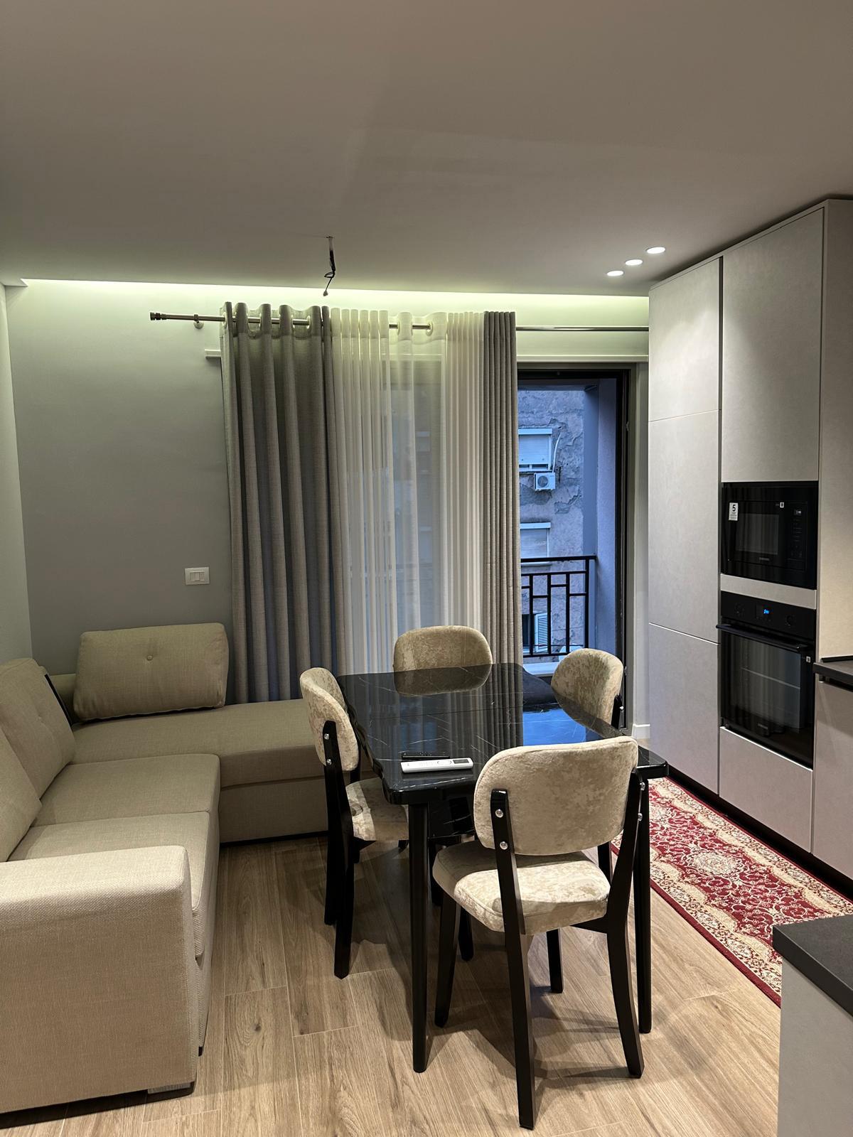 APARTAMENT ME QERA 2+1 PAZARI I RI 800 EURO – Tiranë