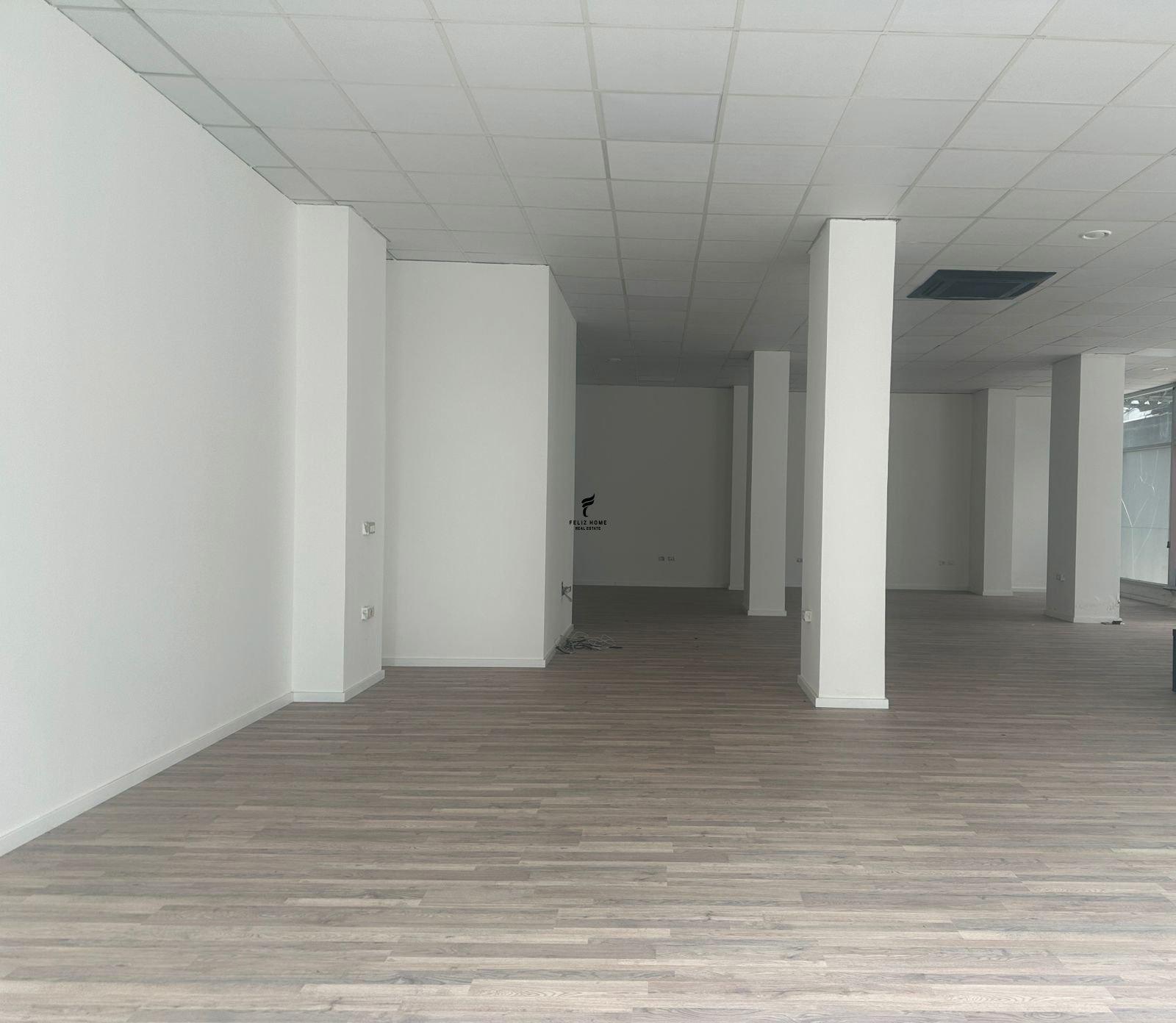 ZYRE ME QERA 172.5 M2 STACIONI TRENIT 2.600 EURO FH-66257 – Tiranë - 1