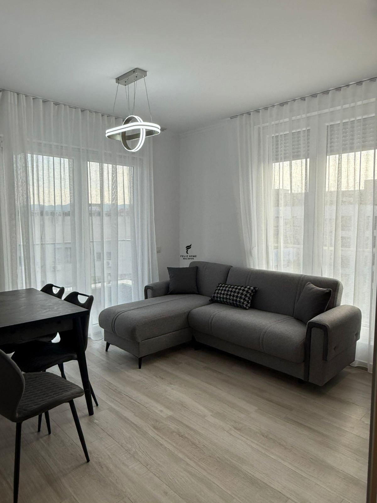 APARTAMENT ME QERA 2+1 STACIONI I TRENIT 80.000 LEKE – Tiranë
